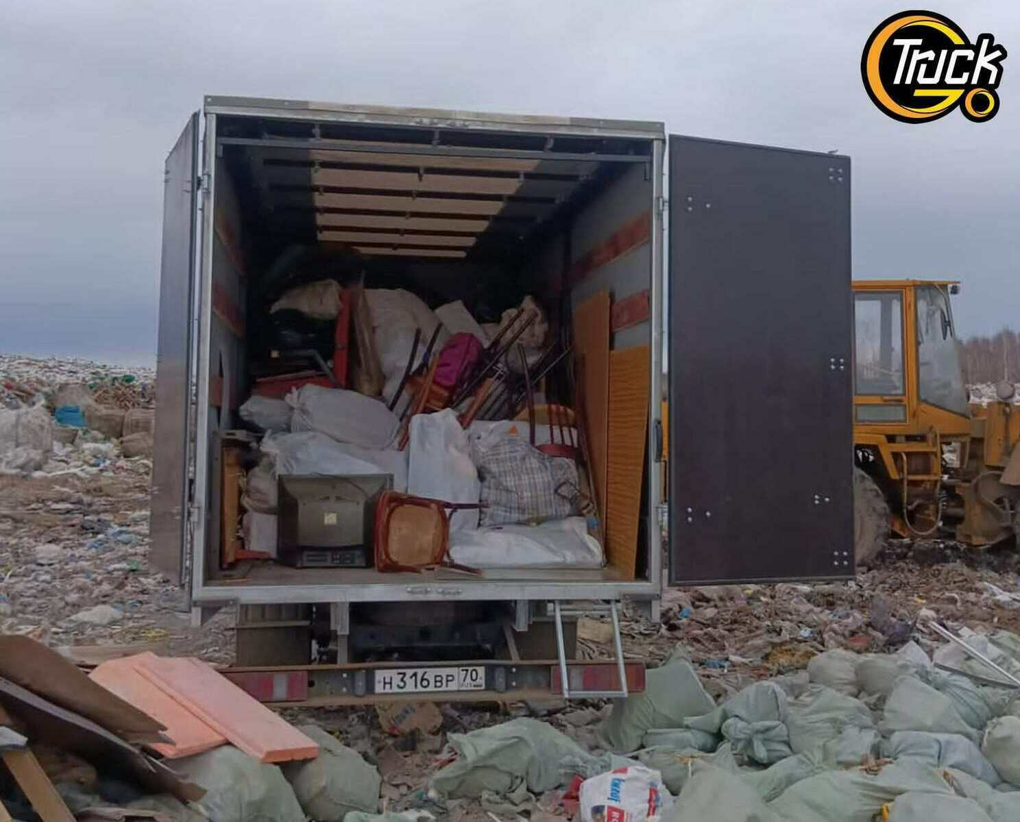Разгрузка строительного и бытового мусора на полигон — Газель на выгрузке