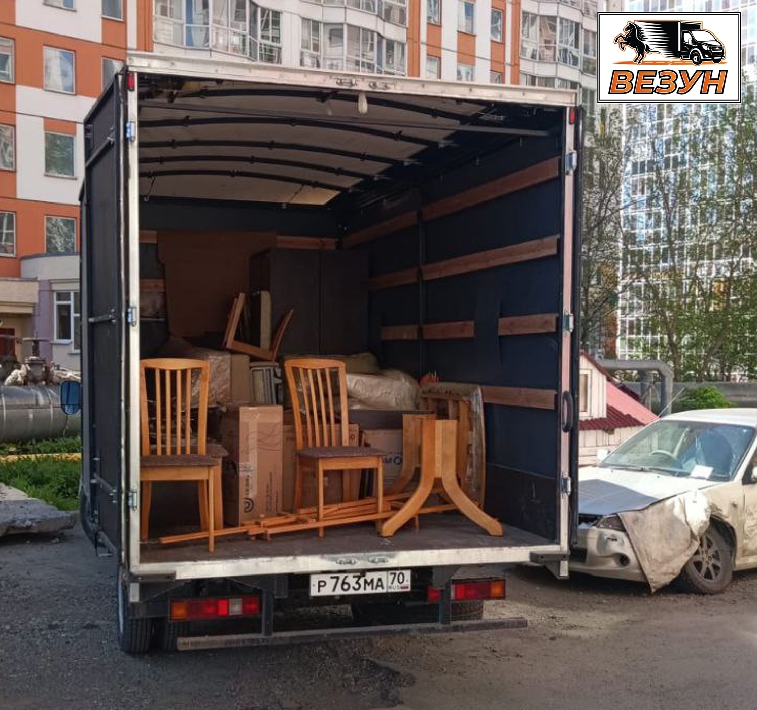 Переезд в Северске — грузчики и кубатурная Газель у дома