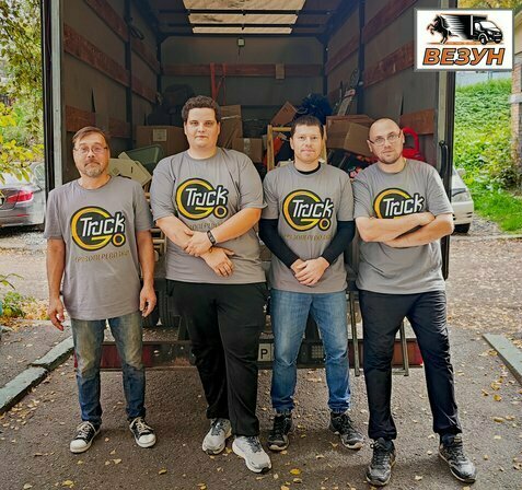 Грузчики с тележками и ремнями работают с Газелью в Томске