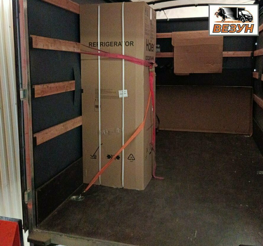 Перевозка и погрузка холодильника в вертикальном положении, закреплённого ремнями на Газели