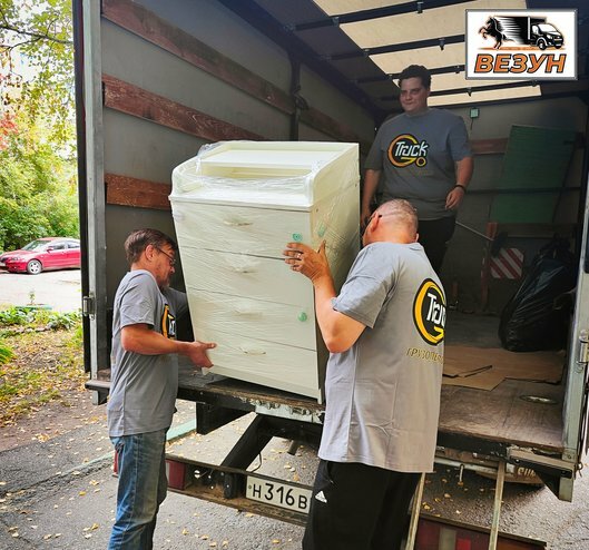 Грузчики погружают мебель в Газель в Томске
