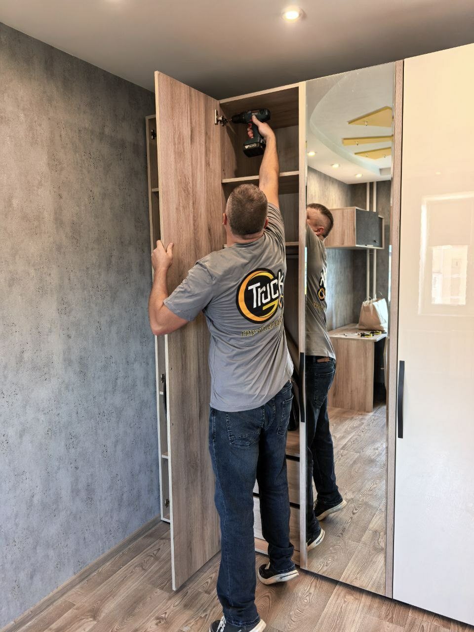 Грузчики разбирают шкафы и кровати перед погрузкой в Газель в Северске